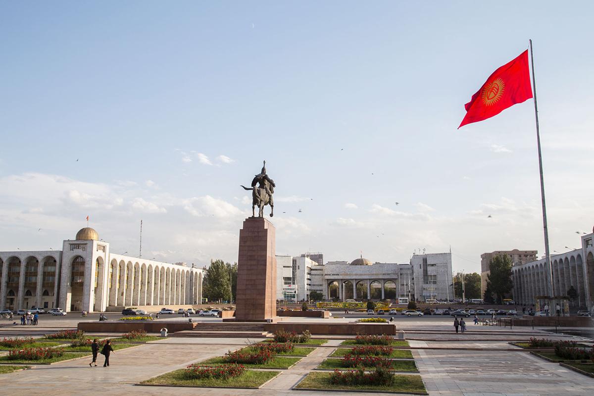 В Кыргызстане временно запрещено банкам взимать комиссии за денежные переводы.