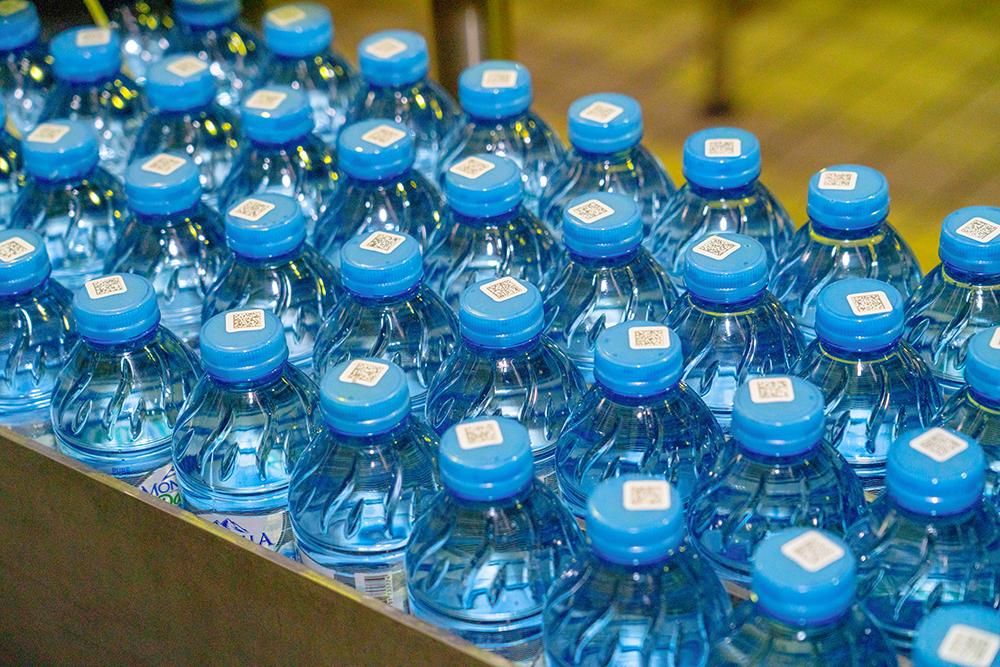 Honest businesses or shadow players? Who is behind the criticism of digital labeling for water and beverages?