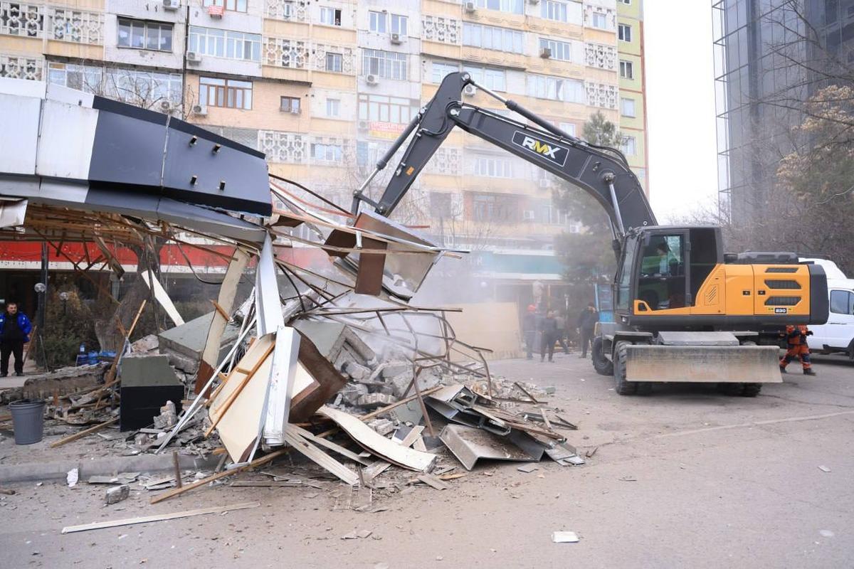 Власти снесли самовольно возведенные здания рядом с Вестминстерским университетом.